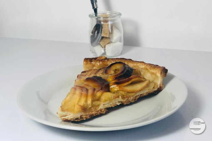 Tranche de tarte aux pommes - Le café des Rencontres