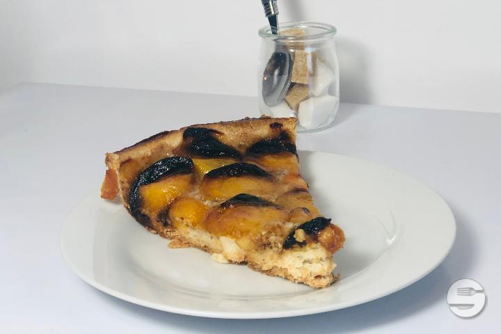 Tranche de tarte aux abricots - Le café des Rencontres