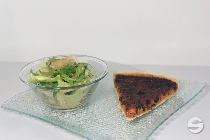 Salade sauce maison + tarte salée au choix - Le café des Rencontres