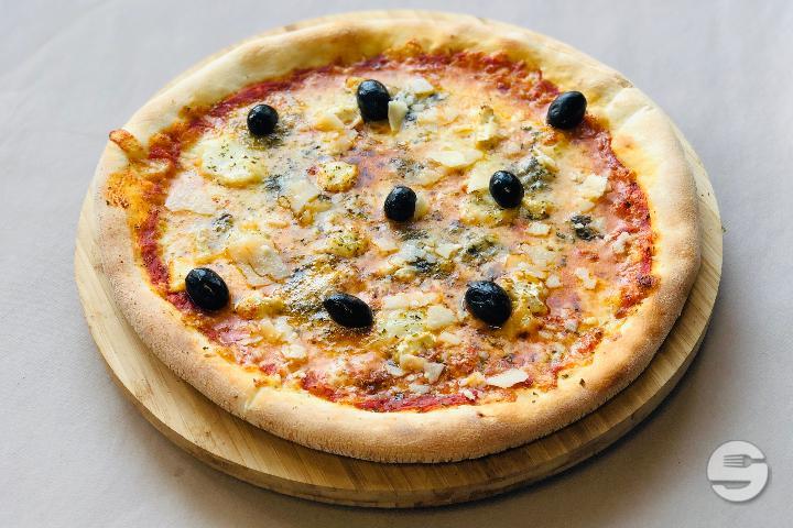Pizza 4 Cheeses - L'Artisan Pizza Maker