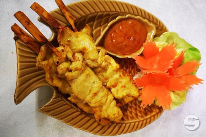 Grilled chicken skewers with peanut sauce (4 pcs.) - Simply Thai