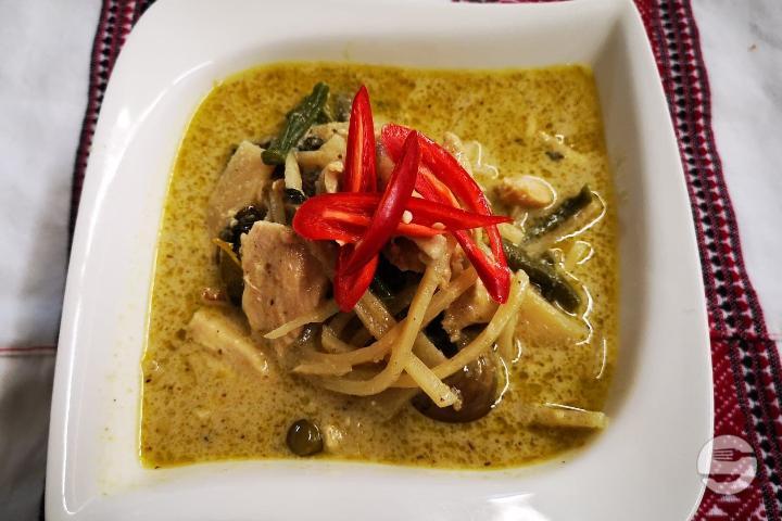 Green Curry with side dish of your choice - Simply Thai