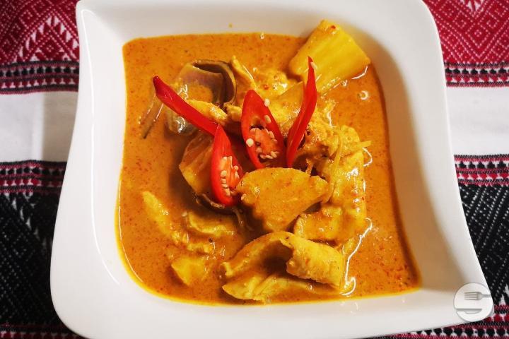 Yellow curry with a side dish of your choice - Simply Thai
