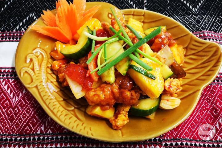 Sweet and sour with a choice of side dishes - Simply Thai
