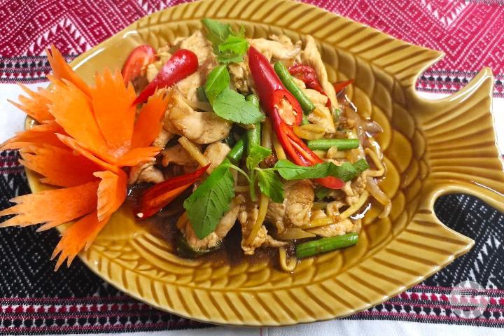 Hot basil with a choice of side dishes - Simply Thai