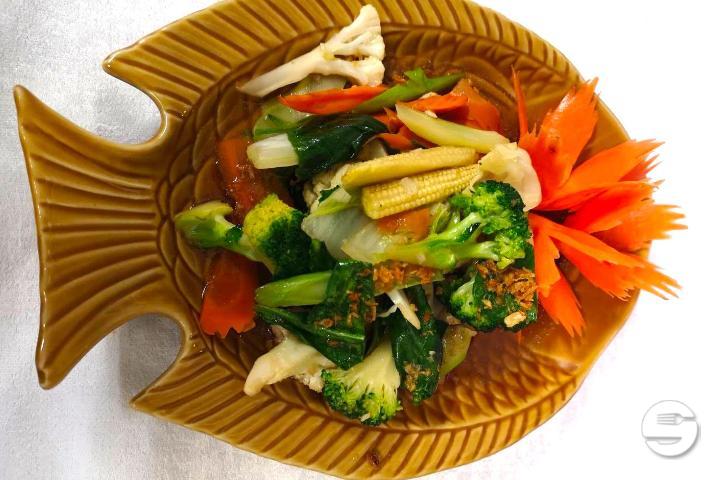 Stir Fried Mixed Gemüse mit Beilage nach Wahl - Simply Thai