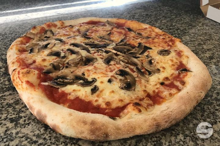 Pizza Funghi (vegetarian) - La Casetta da Lorenzo Pascali