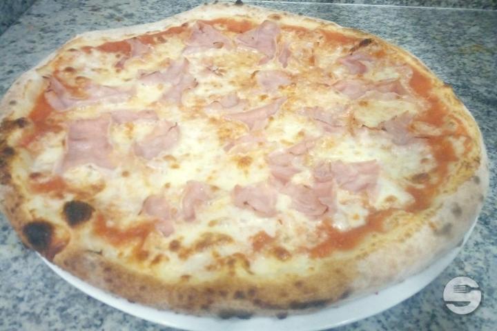 Pizza Prosciutto - La Casetta da Lorenzo Pascali