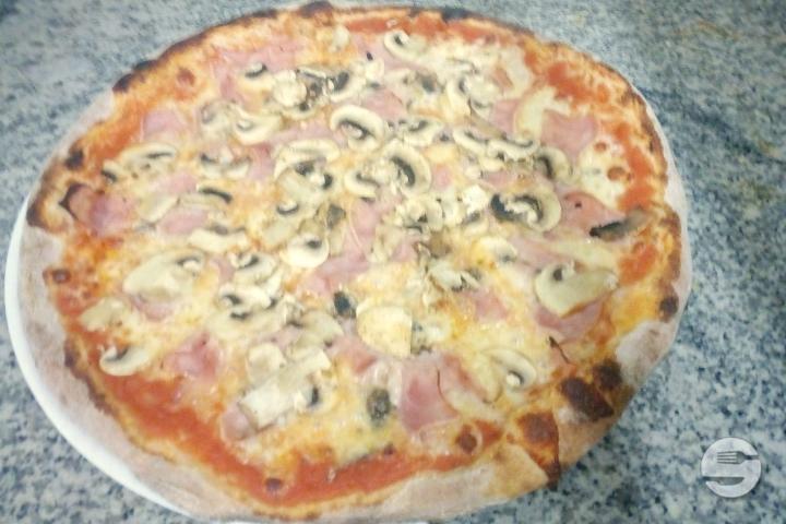 Pizza Prosciutto e Funghi - La Casetta da Lorenzo Pascali