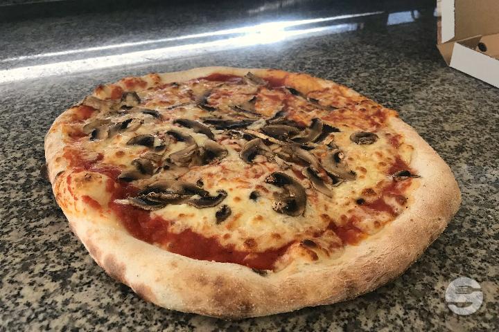 Pizza Porcini (vegetarian) - La Casetta da Lorenzo Pascali