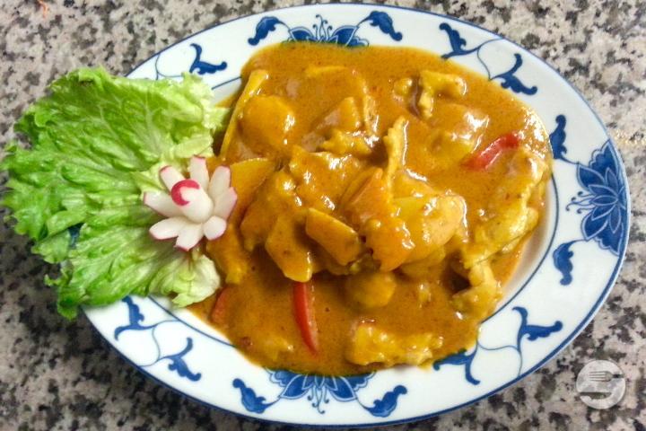 Yellow curry with side dish of your choice - Happy Wok