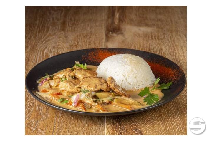 Thin slices of chicken sautéed in Thai Panang curry - Tout Simplement