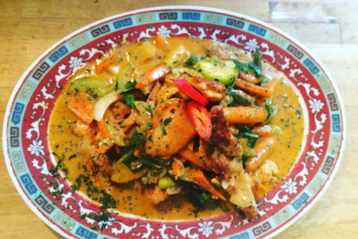 Thin slices of chicken sautéed in vegetables with Thai red curry - Tout Simplement