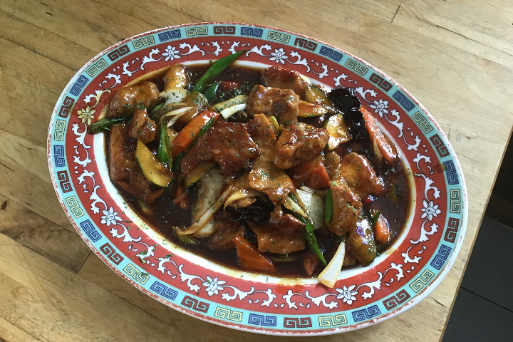 Thin slices of beef sautéed in vegetables with basil - Tout Simplement