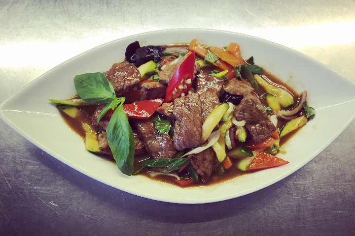 Thin slices of beef sautéed in vegetables with basil - Tout Simplement