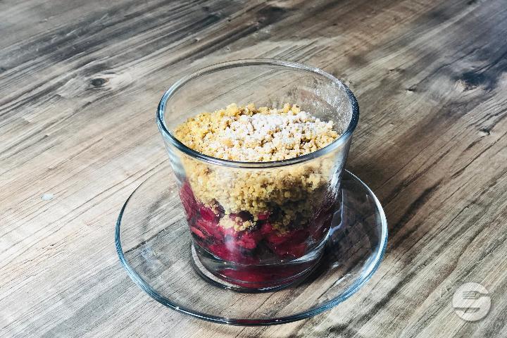 Crumble with red fruits and apple - Tout Simplement