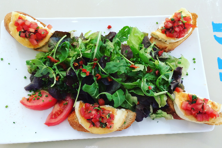 Warm goat cheese salad - Tout Simplement