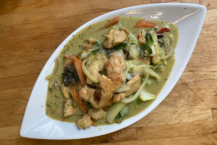 Émincé de poulet CURRY-VERT sauté aux légumes et riz basmati - Tout Simplement