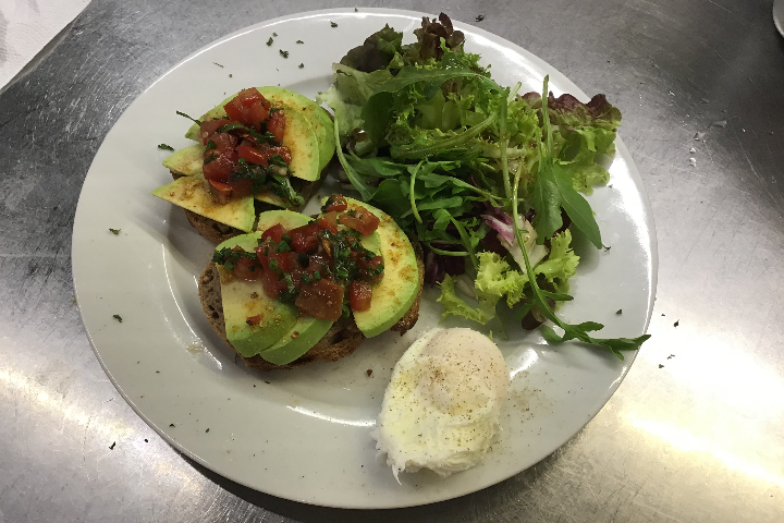 Tartine à l'avocat et concassé de tomate, oeuf poché et saladine - Tout Simplement