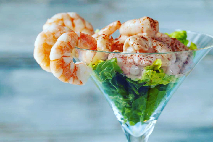Cocktail de crevettes et avocat, saladine - Tout Simplement