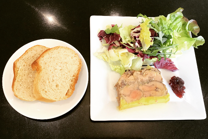 Terrine de FOIE-GRAS MAISON sur LIT de Salade - Tout Simplement