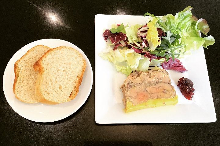 Terrine de FOIE-GRAS fait MAISON sur LIT de Salade - Tout Simplement