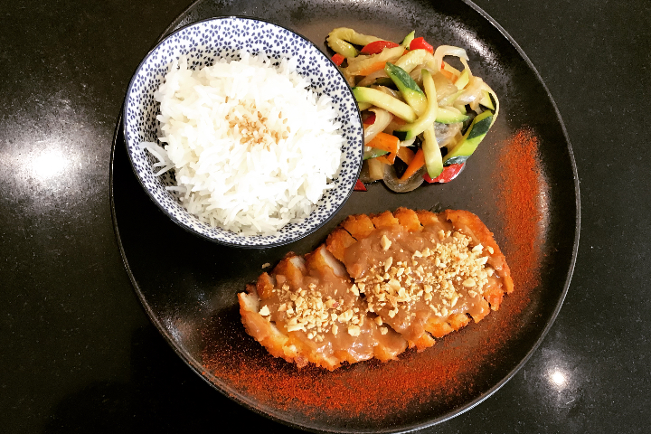 Poulet CROUSTILLANT sauce aux CACAHUETES,Légumes et riz - Tout Simplement