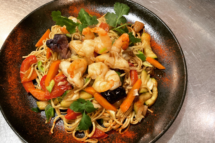 Nouilles de mie sautes aux crevettes et légumes - Tout Simplement