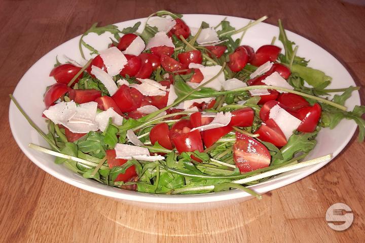 Rucola Salat mit Parmesanscheiben - Pizza Casa