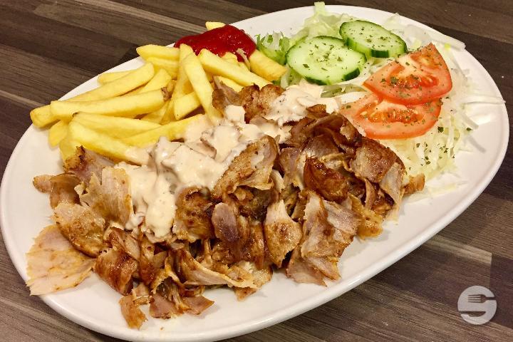 Döner plate with salad and French fries - Lemon Food Drinks Oerlikon