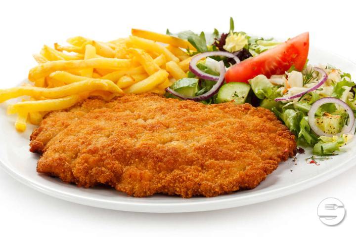 Chicken schnitzel with salad and bread - Lemon Food Drinks Oerlikon