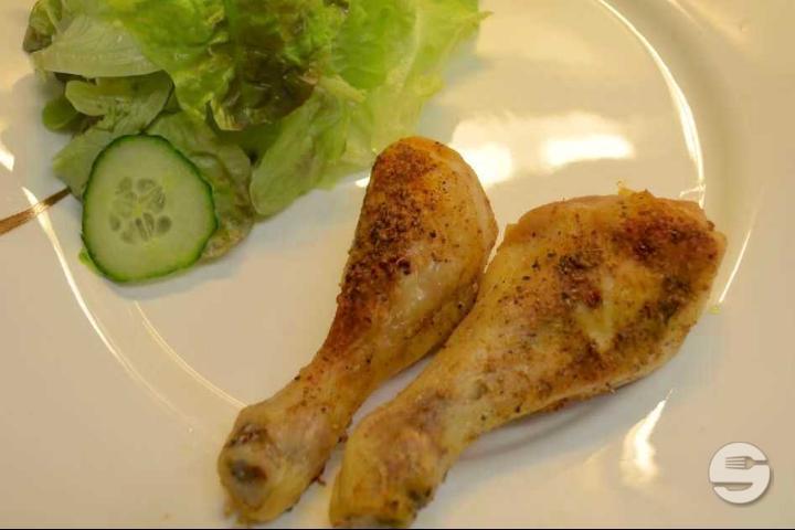Chicken wings (12 pieces) with salad and bread - Lemon Food Drinks Oerlikon