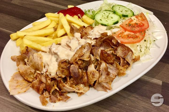 Chicken kebab plate with French fries - Lemon Food Drinks Oerlikon