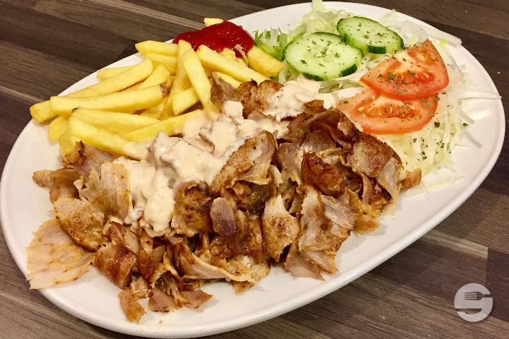 Lamb kebab plate with salad and bread - Lemon Food Drinks Oerlikon
