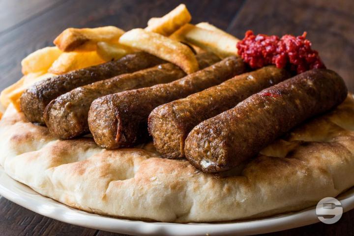 Cevapcici with salad and bread - Lemon Food Drinks Oerlikon