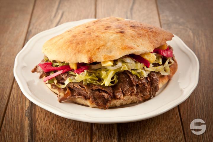 Chicken kebab with vegetables in pocket bread - Lemon Food Drinks Oerlikon