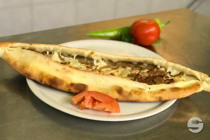 Pide with spinach and egg - Brücke Restaurant