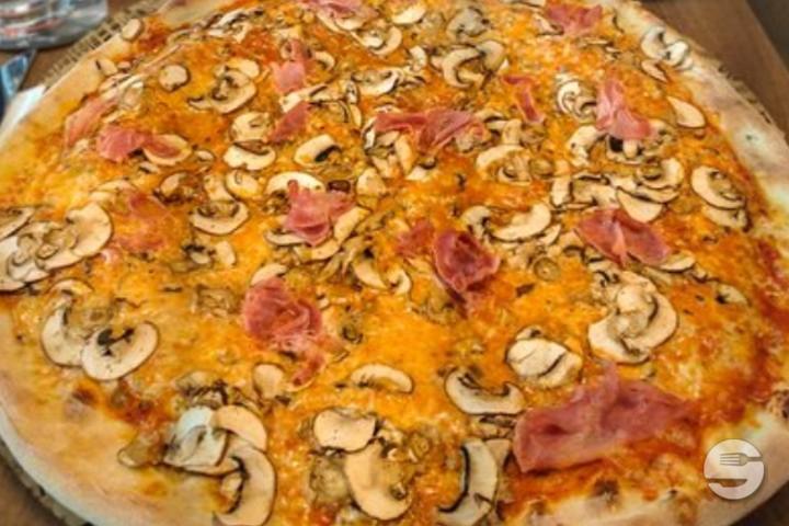 Pizza Proscuitto e Funghi - Reusszopf Pizzeria