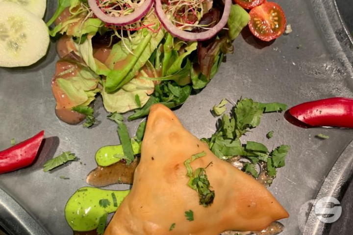 Vegetarische Samosa (2 Stück) - Indian Restaurant Luzern