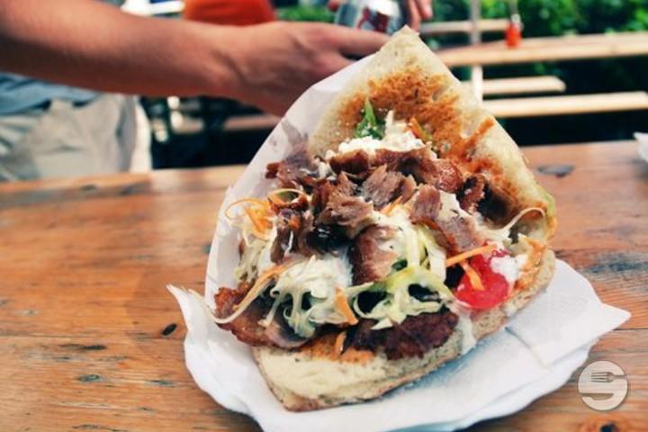 Döner Käse mit Käse im Taschenbrot - Kiosk