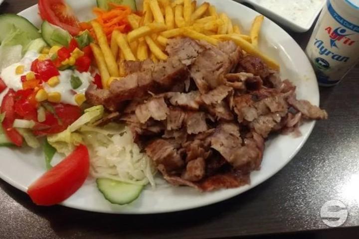 Döner Gyros mit Pommes frites im Taschenbrot - Kiosk
