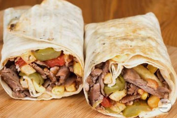Dürüm Gyros mit Pommes frites im Taschenbrot - Kiosk