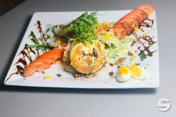 Warm goat cheese salad - Beau Site Grill