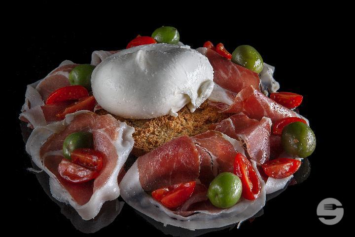 Burrata con prosciutto crudo - ByLÙ by Luigia