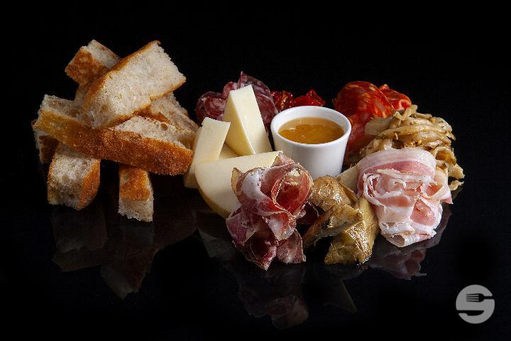 Tagliere di salumi con focaccia - ByLÙ by Luigia
