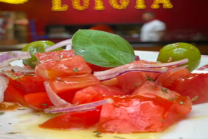Base: Insalata di pomodori, cipolle, olive verdi basilico - ByLÙ by Luigia