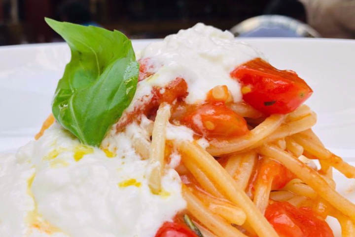 Spaghetto pomodoro, stracciata di bufala e basilico - ByLÙ by Luigia