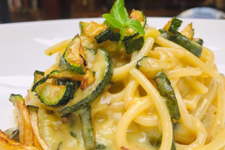 Spaghetto zucchine, provolone del Monaco - ByLÙ by Luigia