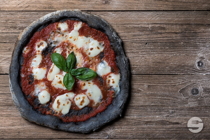Pizza with black dough - L'Ariana