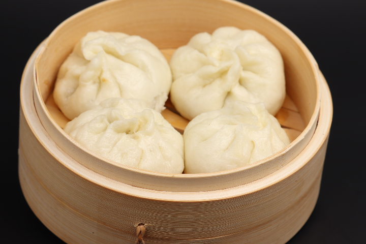 120. Steamed buns filled with chicken and vegetables - Les 4 Saisons
